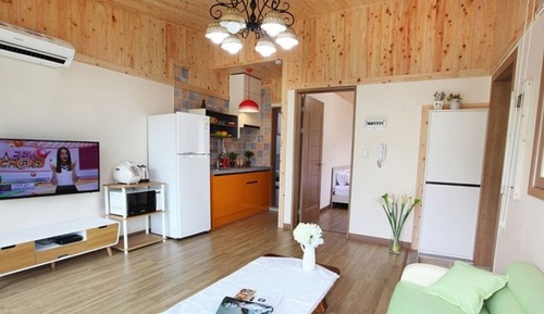 Room (Bleeding heart)