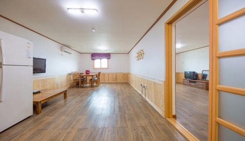 Room (501 (66m two-room))