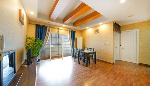 Room (Room 202 (family room))