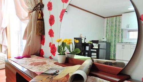 Room (Rosemary (room bedroom))