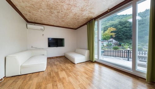 Room (Annex (Unshared House))