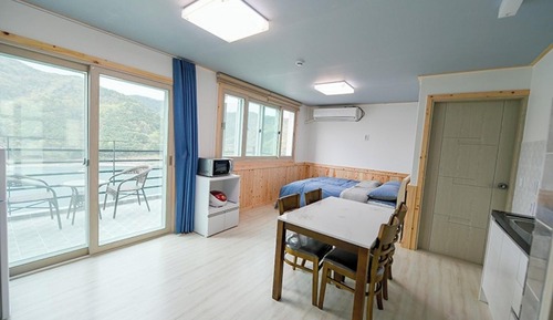 Room (Moon (Al Camar))