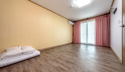 Room (Let&#39;s go in together (Room 206 Oc)