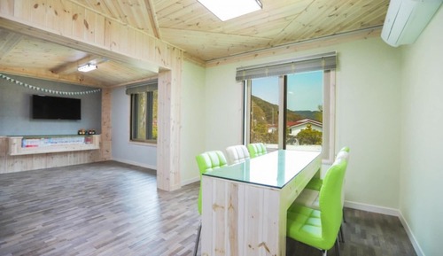 Room (5th grade class 2 (2F))