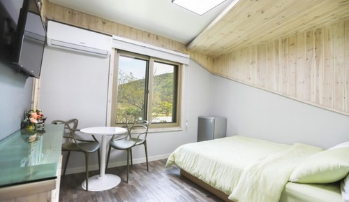 Room (2nd grade class 2 (2F))