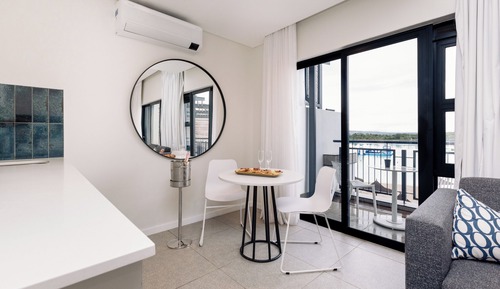 Deluxe Studio Suite, 1 Queen Bed with Sofa bed, Non Smoking, City View