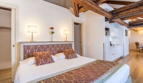 Superior Apartment, Canal View