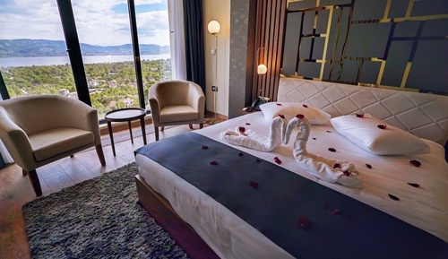 Standard Room, 1 Queen Bed, Lake View