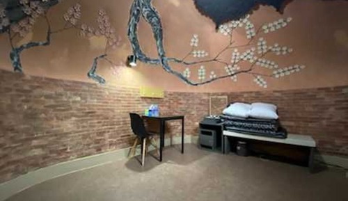 Room (Healing red clay room (Netflix availa)