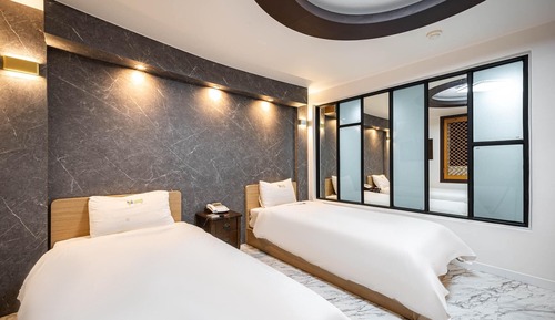 Room (Twin (Netflix available - use persona)