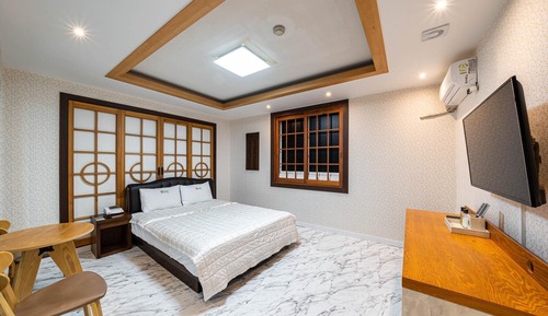 Room (Japanese Pavilion (Netflix available )