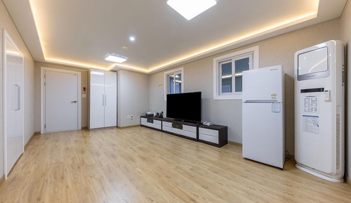 Room (Family Ondol (Free Netflix available))