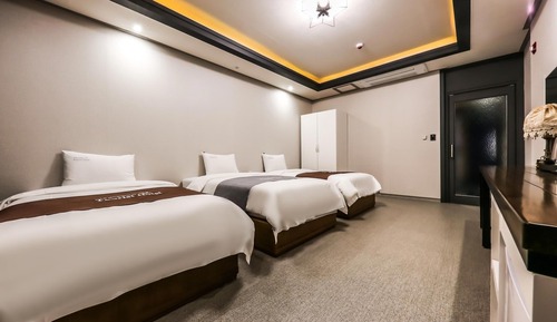 Room (Three Room - 3 Single Beds (Netflix B)