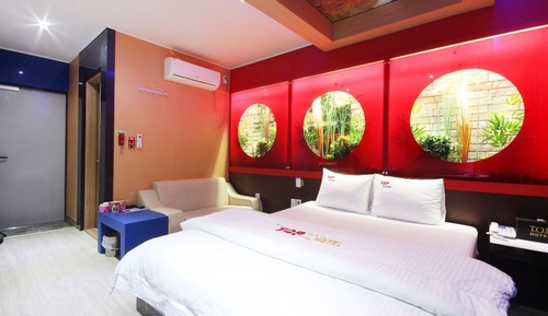 Room (The room that opens the sky)