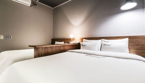 Room (Twin (Air Purifier Netflix Available))