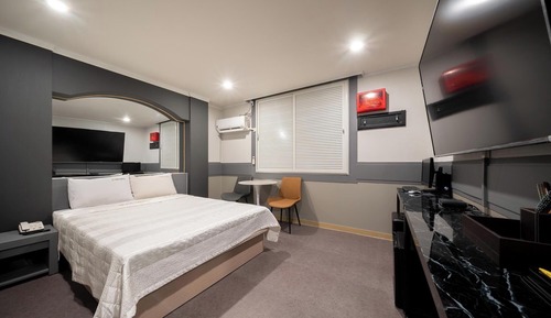 Room (Deluxe (Netflix available 75-inch TV))