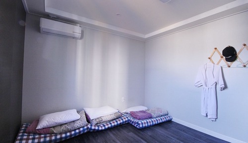 Room (Korean room (ondol room/Netflix (acco)