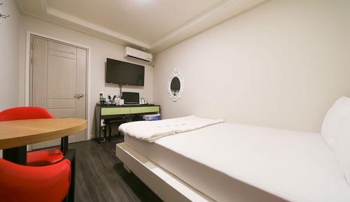 Room (Standard (Walking only) (Netflix (acc)