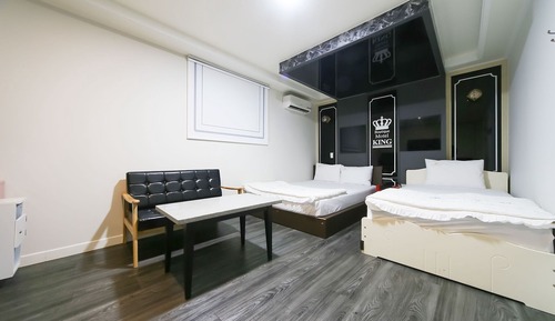 Room (VIP twin (Netflix/air purifier))