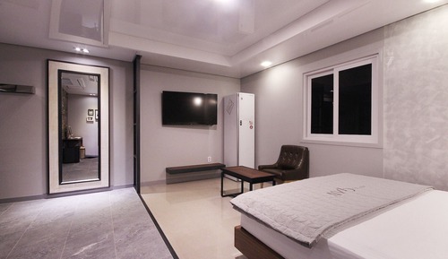 Room (Standard (Netflix viewing available g)