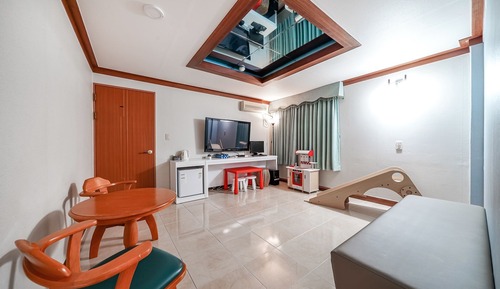 Room (Family Pool Room 303)