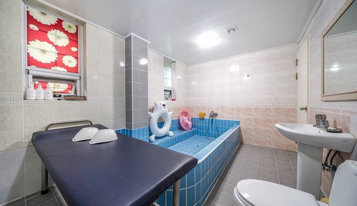 Room (Family Pool Room 207)