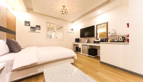 Room (Deluxe (bed large bathtub Netflix acc)