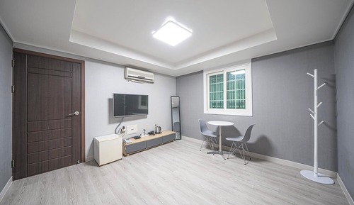 Room (Ondol (inquire at the front desk if y)