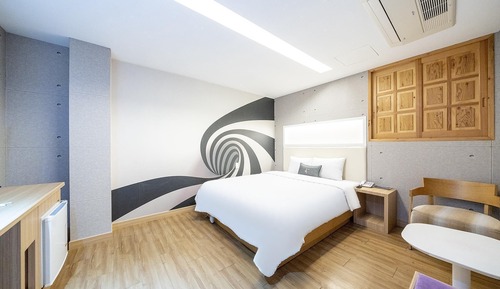 Room (Standard room bed (Netflix available))