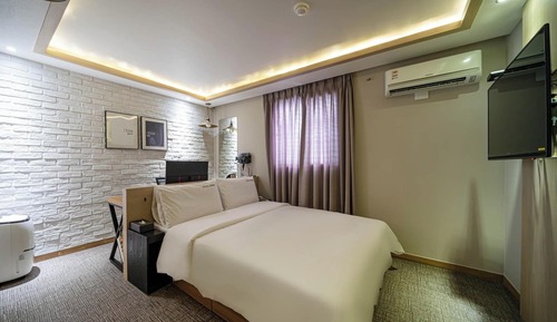 Room (RenewalDeluxe Gaming 1PC (1PC Netflix)