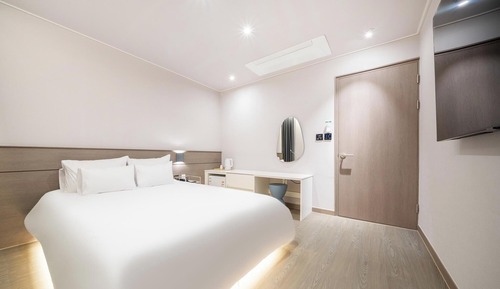 Room (Standard (1 queen bed + Netflix + Dis)