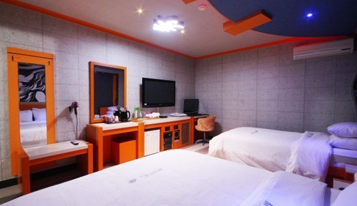 Room (High Performing Couple PC + Twin)