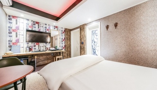 Room (Standard (free to watch Netflix))