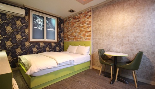 Room (Late check-out event room (5 o'clock )