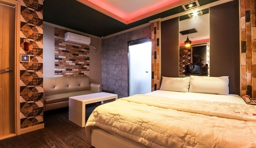 Room (Suite room (Netflix viewing available)