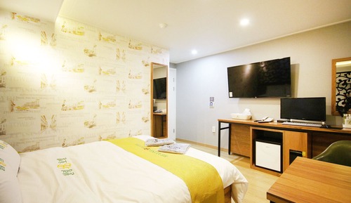 Room (Standard (Netflix Available))