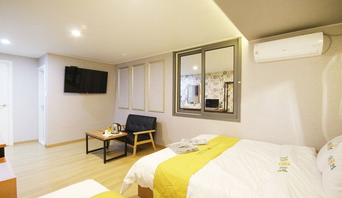 Room (Deluxe Twin (Netflix Available))