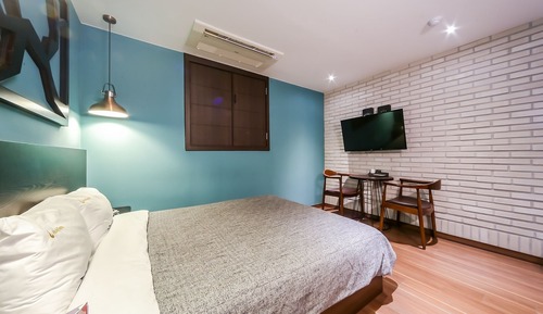 Room (Deluxe*hemiplegia*(Netflix viewable +)