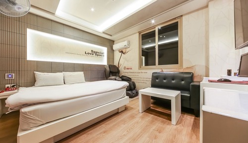 Room (Deluxe (Netflix Available Air Purifie)