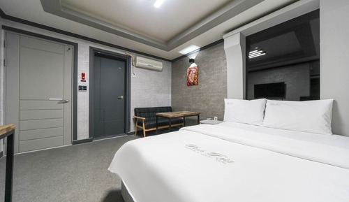 Room (1 Room per 1 Parking (Netflix))