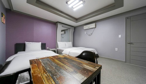 Room (Twin Deluxe (Double and Single/Bathtu)