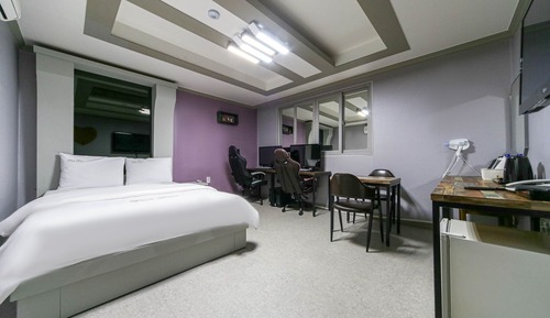 Room (High Performing Couple PC (Bathtub/Ne)