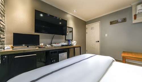 Room (Standard (Netflix Disney + available )