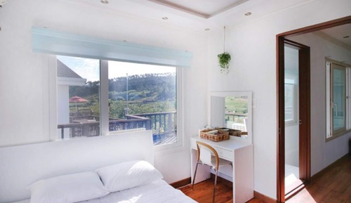 Room (Room 402 (2F))