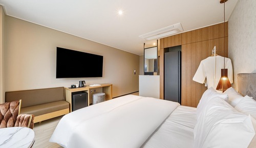 Room (Deluxe Double (Balcony + 65-inch Smar)