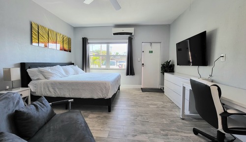 Deluxe Studio Suite, 1 King Bed, Non Smoking, Kitchen