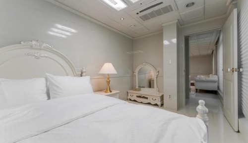 Room (Family Suite (towards parking lot))