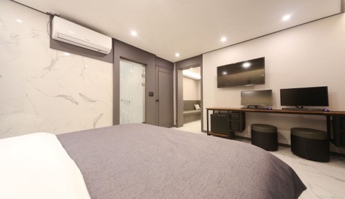 Room (VIP breakfast + multi-room PKG (Netfl)