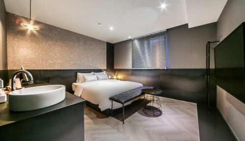 Room (Standard Movie Room (Netflix Availabl)