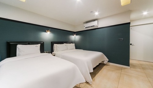 Room (Deluxe Twin - Bathtub (double + singl)